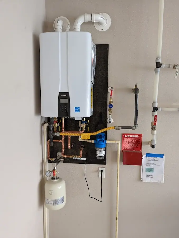 Professional plumber installing copper piping in a Stockholm home